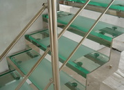 Лестницы и перила из стекла